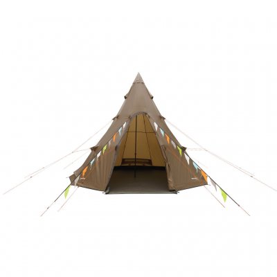 Easy Camp Rands Tipi satt opp og klar – den åpne døren inviterer til et romslig og komfortabelt opphold i naturen.