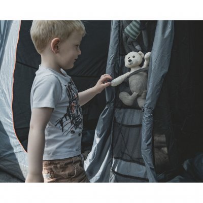 Innsydde oppbevaringslommer på utsiden av soverommet gjør det enklere å oppbevare småting som tøfler og leker