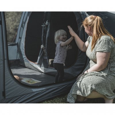 Sideinngang med myggnett på familieteltet Easy Camp Skarvan 6.