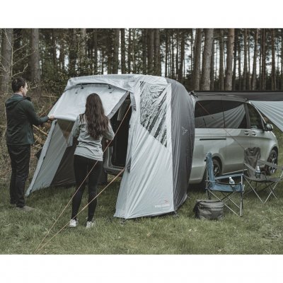 Easy Camp Krossbu med opprullet dør – fleksibel bruk som gir maksimal ventilasjon og enkel tilgang