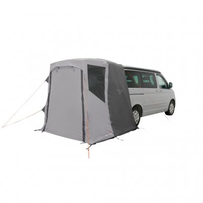 Easy Camp Krossbu sett skrått forfra med lukket dør – gir et værbeskyttet og privat område ved campervanen