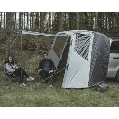 Easy Camp Krossbu montert med de medfølgende stengene – døren spent opp som solseil for ekstra skygge og komfort