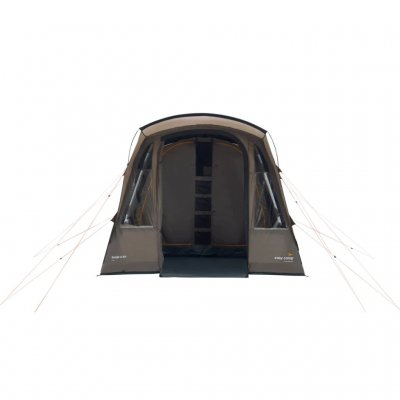 Døren til Senja 4 er helt åpen. Ser inn i storstua og mørklagt sovekabin