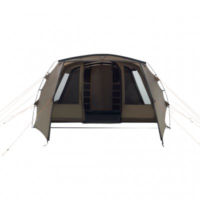 Frontdøren på Kullen 6 Air er helt åpnet. Man ser inn i det store oppholdsrommet og den mørklagte sovekabinen.