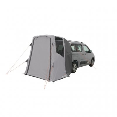 Easy Camp Krossbu Mini sett skrått forfra med lukket dør – gir et værbeskyttet og privat område ved campervanen
