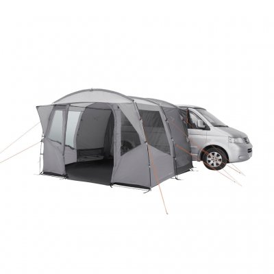 Easy Camp Reine har en stor regnbeskyttet inngang foran på bilteltet.