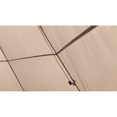 Justera takventilationen i tipitältet med linor på väggen.