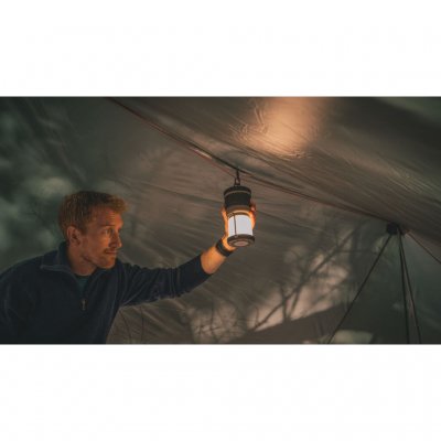 Tänd en lampa i taket på tarpen då mörkret faller.