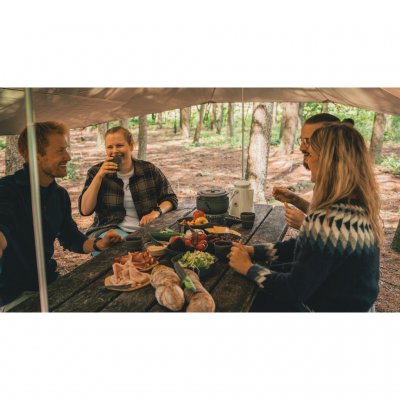 Tarpen kan även resas över ett vanligt fast campingbord.