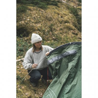 Integrerte stangkanaler med lukkede ender og fargekodede stenger gjør teltet enkelt å sette opp.