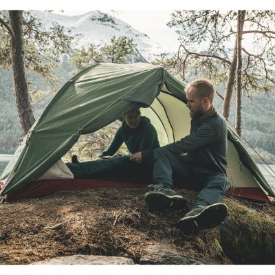 Teltstenger i aluminium og barduner med god stabilitet.
