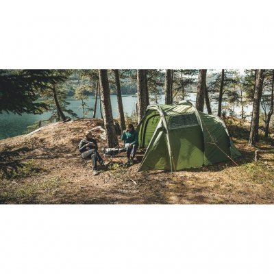 Robens Cima Versa 4 – perfekt telt for eventyr og avslapning i naturen, her med kaffepause utenfor teltet.