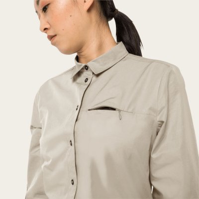 Bröstficka med dold dragkedja.