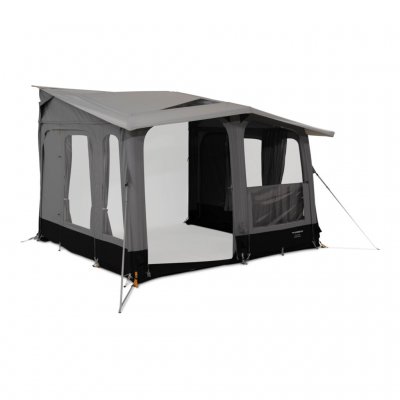 Vindupanelene foran og på siden av forteltet kan tas av på varme dager.