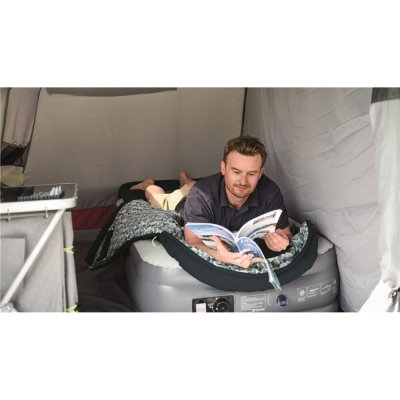 Outwell Camper Lux är en rymlig och skön sovsäck.