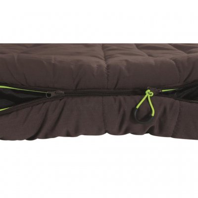 Outwell Camper Supreme sovsäck har en övervikt kant längs dragkedjan som ger extra värme.