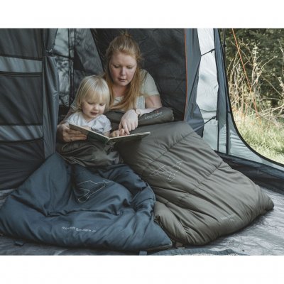 Prisgunstig og komfortabel barnesovepose som tåler store deler av campingsesongen