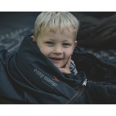 Takket være et komfortabelt fôr i børstet polyester får barnet en behagelig soveopplevelse