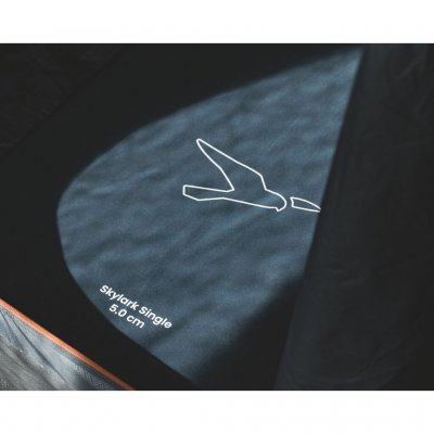 Sov komfortabelt med Easy Camps selvoppblåsende liggeunderlag.