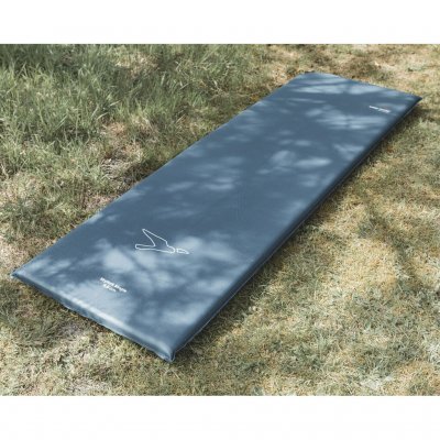 Praktisk selvoppblåsende liggeunderlag, perfekt for camping eller andre aktiviteter.