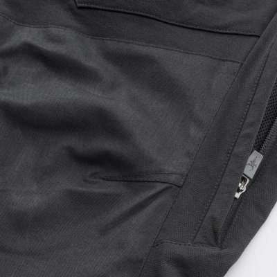 Ett kraftigt bomullstyg och bra stretch gör friluftsbyxorna mycket sköna och slitstarka.