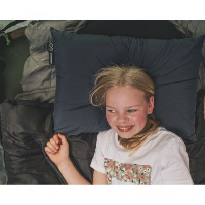 Gemaakt van duurzame materialen met gerecyclede polyester vulling en een PFC-vrije hoes.