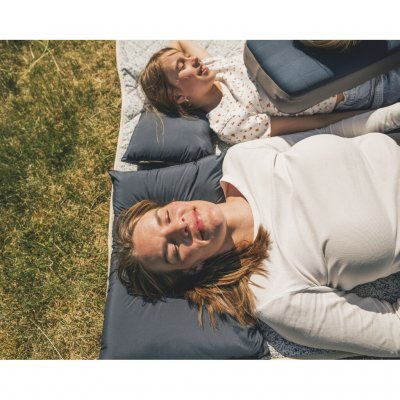 Een praktisch kampeerkussen dat ondersteuning en comfort biedt tijdens de nacht.