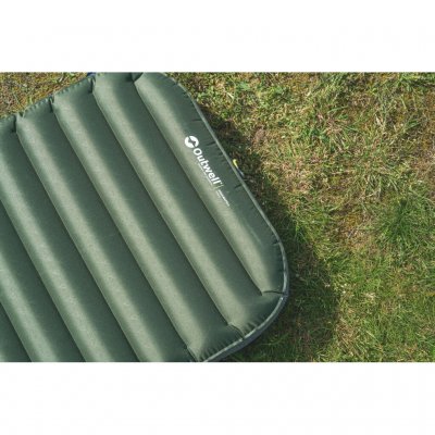 Holdbar luftmadrass fra Outwell for camping og friluftsliv.