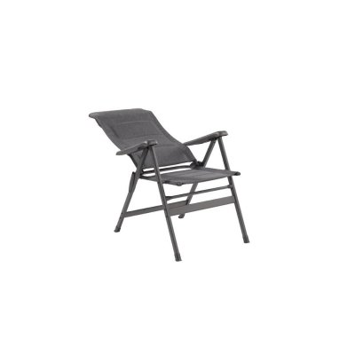 Fäll ner ryggstödet på campingstolen och njut av solen.