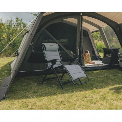 En komfortabel og romslig solstol fra Outwell, som passer like godt på camping som hjemme.