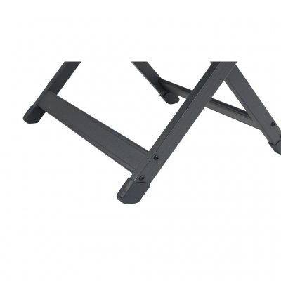 Takket være en stabil konstruksjon kan fotstøtten også brukes som en krakk med en maksimal belastning på 100 kg