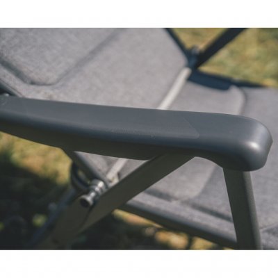 Fell ned ryggstøtten på campingstolen og nyt solen.