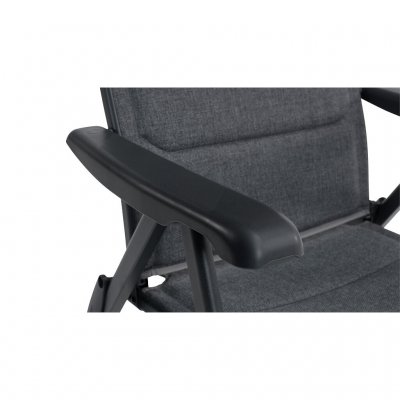 Campingstolens ryggstøtte er enkel å justere med de grepsvennlige armlenene.