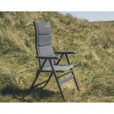 Campingstolen har et bredt sete og en bred rygg.