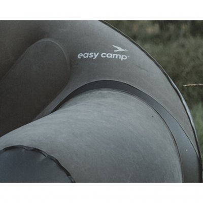 Romslig oppblåsbar sofa med flokket overflate.