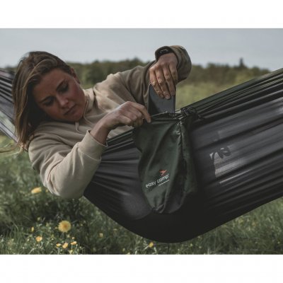 Easy Camp Pine hengekøye er den perfekte hengekøyen for camping, fotturer og avslapning i hagen.