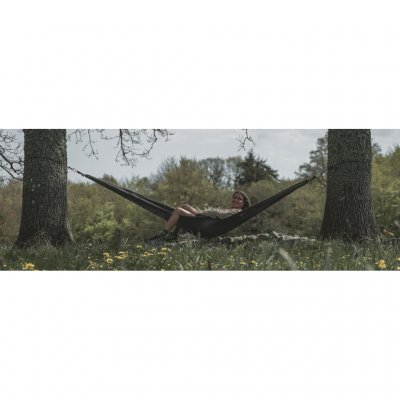 Slapp av hvor som helst med Easy Camp Pine hengekøye – et komplett hengekøyesett med karabinkroker og stropper for rask oppsetti