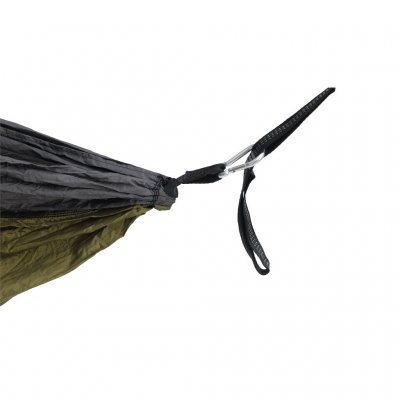 Festes enkelt med en karabinkrok.