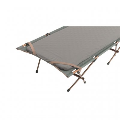 Hörnremmar håller ett isolerat liggunderlag på plats när det används under kalla förhållanden