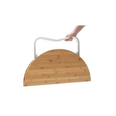 Campingbordet viks i mitten och kan sedan enkelt bäras