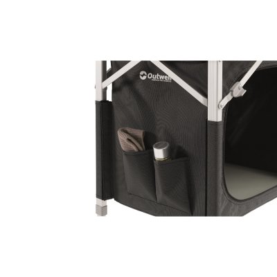 Två sidofickor på vardera sida.