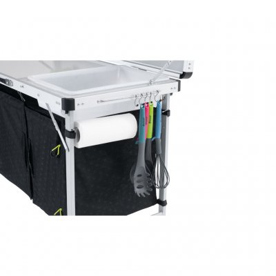 På andra kortsidan finns förvaringsmöjligheter för hushållspapper och köksredskap