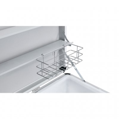 Liten korg medföljer som enkelt monteras på insidan av locket