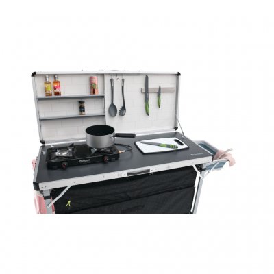 På andra kortsidan finns förvaringsmöjligheter för hushållspapper och köksredskap