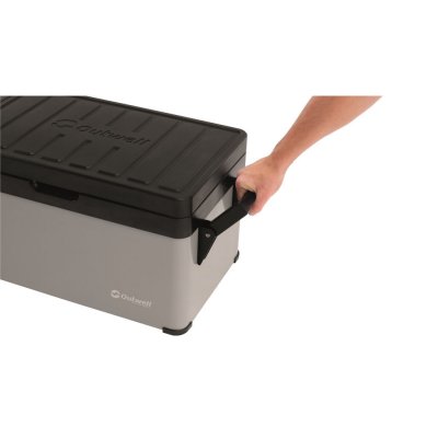 Handtag på sidan gör kylboxen lätt att bära.