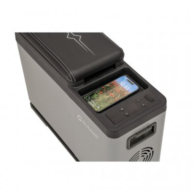 Utformet rom for oppbevaring av mobilen med trådløs lading.