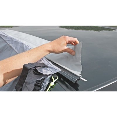 Tältet träs in i kederlisten på magnetfästet.