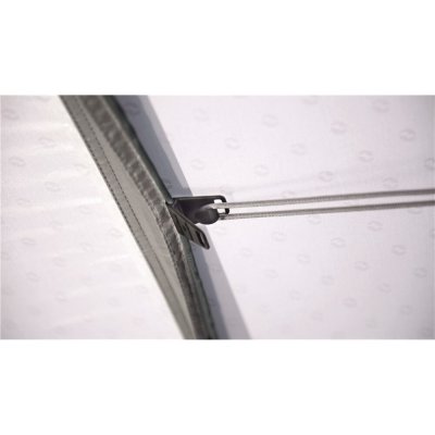 Fäst en lina mellan de två hooktrack listerna.