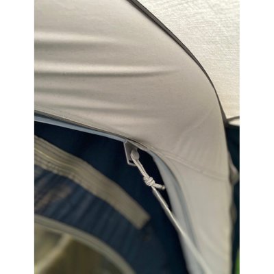 Linorna fästs i Outwells Hook Track lister.