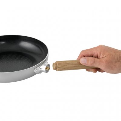 Avtakbart soft-touch-håndtak og keramisk non-stick-overflate på stekepannen.